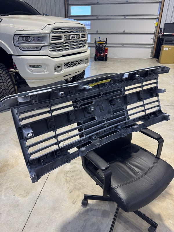 2015 - 19 CHEVROLET SILVERADO 2500/3500 GRILLE *PAINTED 8624*